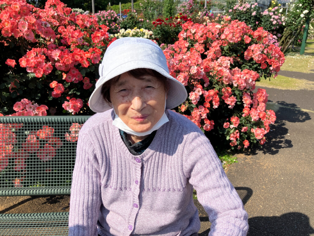 咲き誇るバラと笑顔のご入居者