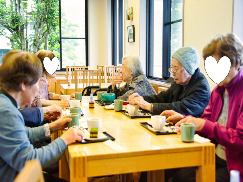 喫茶店でケーキセットを食べるご入居者