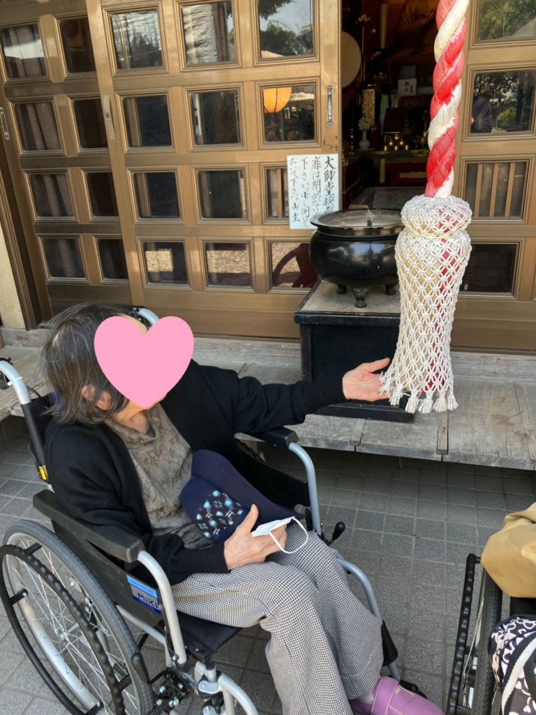 弘明寺観音でお参りをするご入居者