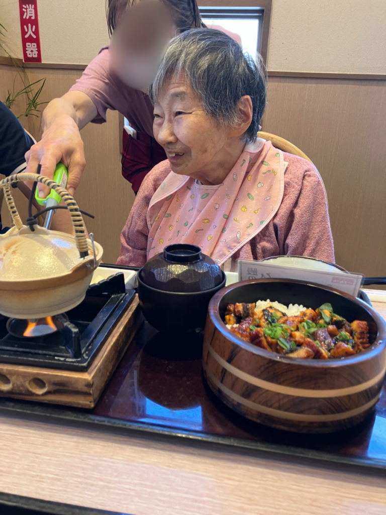 ひつまぶしを楽しむご入居者