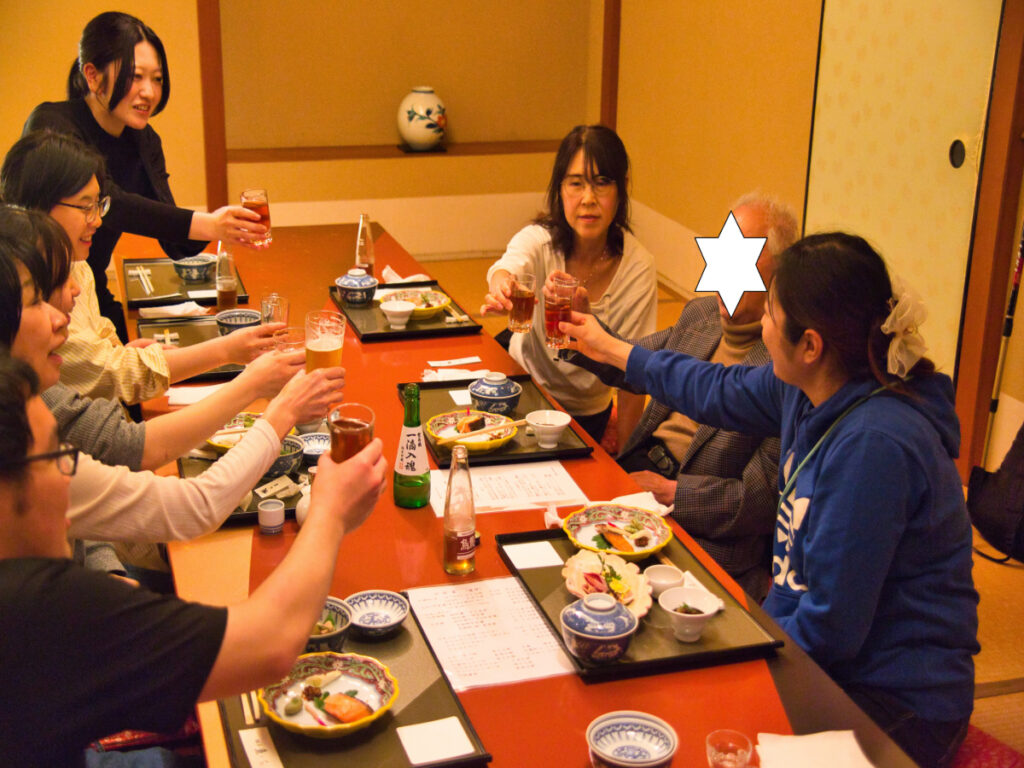夢プロ 居酒屋で乾杯する様子