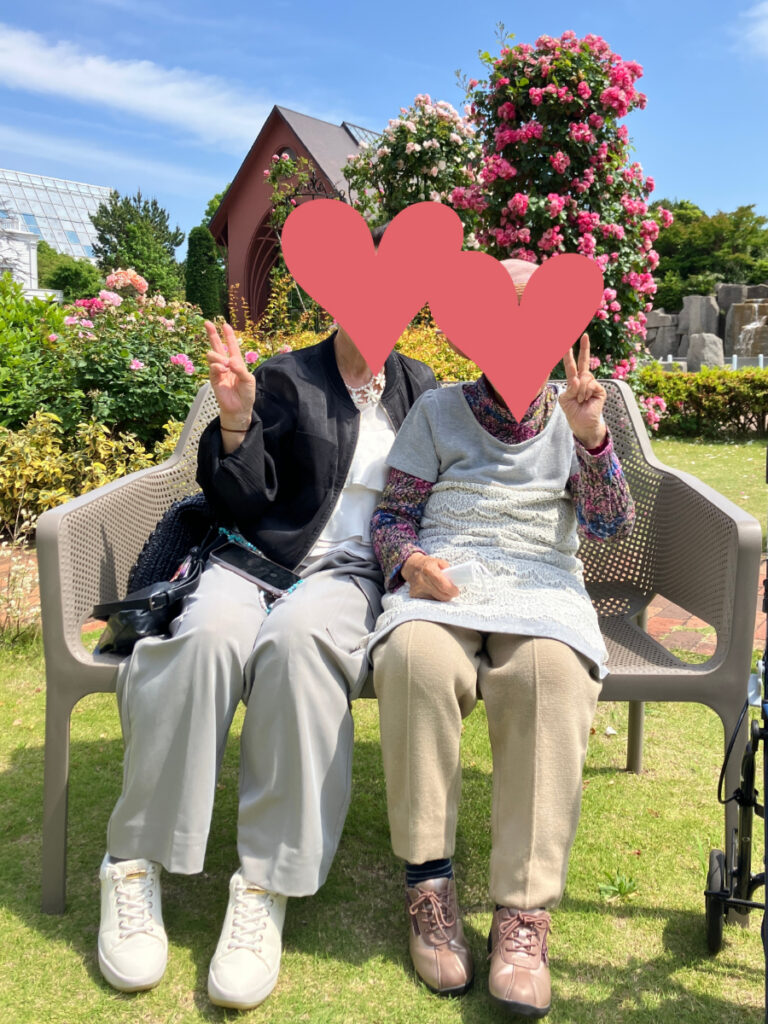 ホテルの中庭でご家族と記念写真