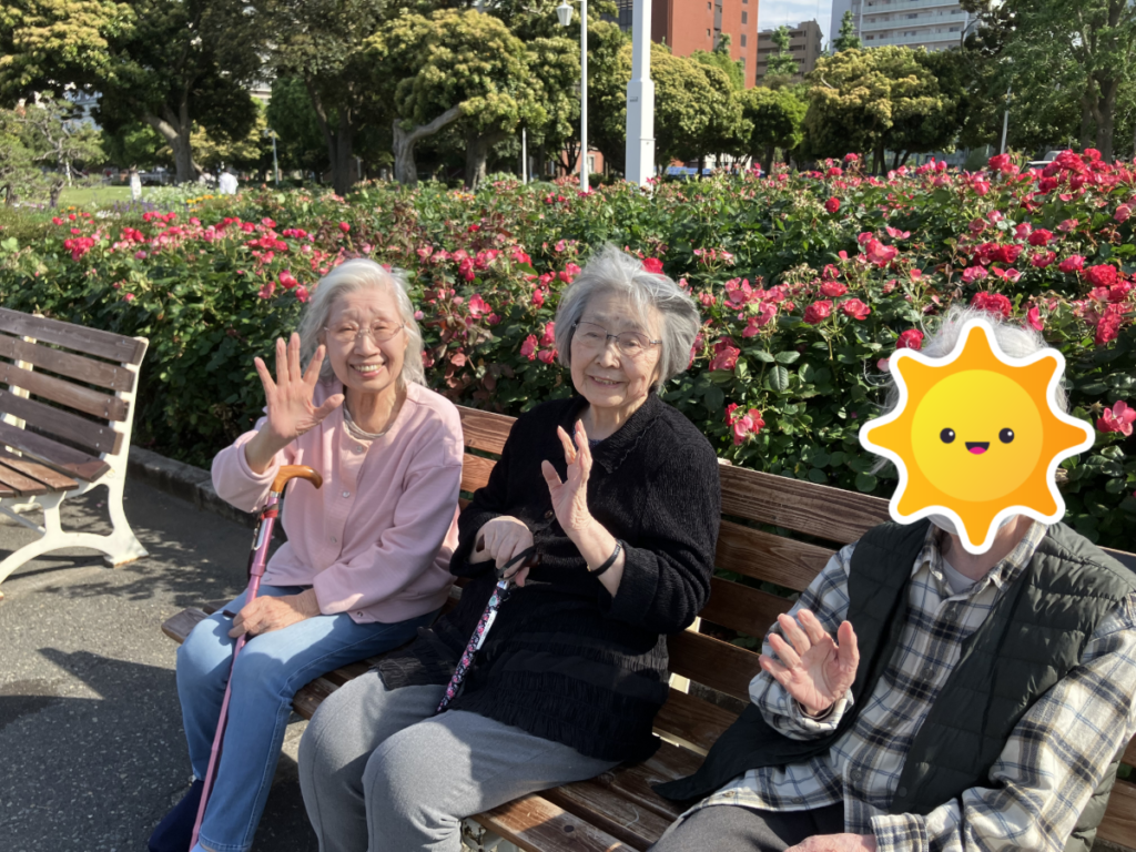 バラ園を笑顔で散策するご入居者