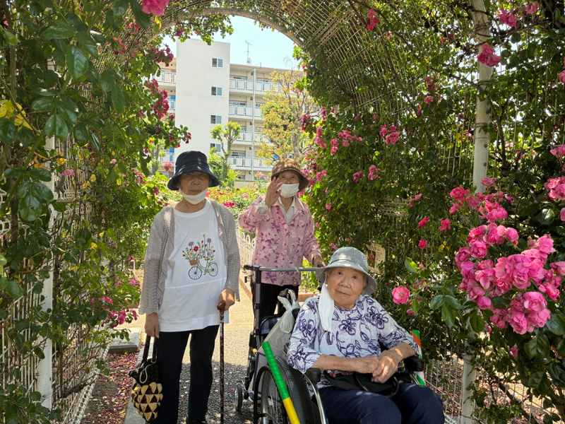 探検隊でバラ園見学