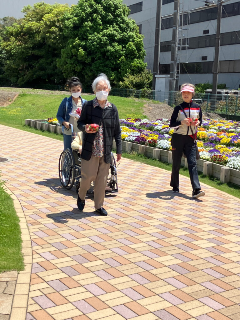 摘みたてイチゴをもったご入居者
