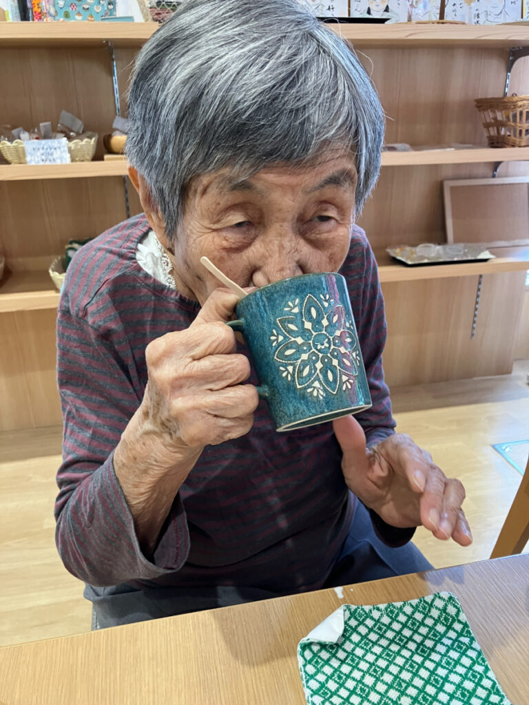 香り豊かなコーヒーを楽しむご入居者