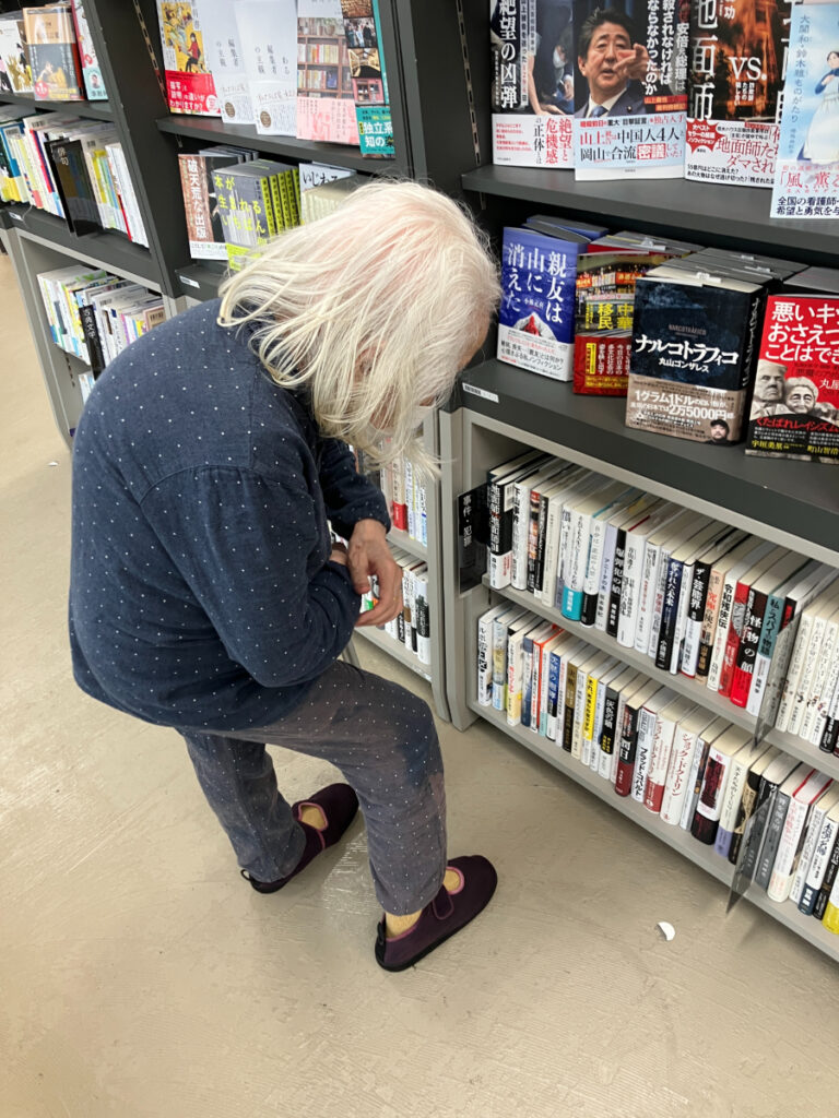 書店で本を自分で選ぶご入居者