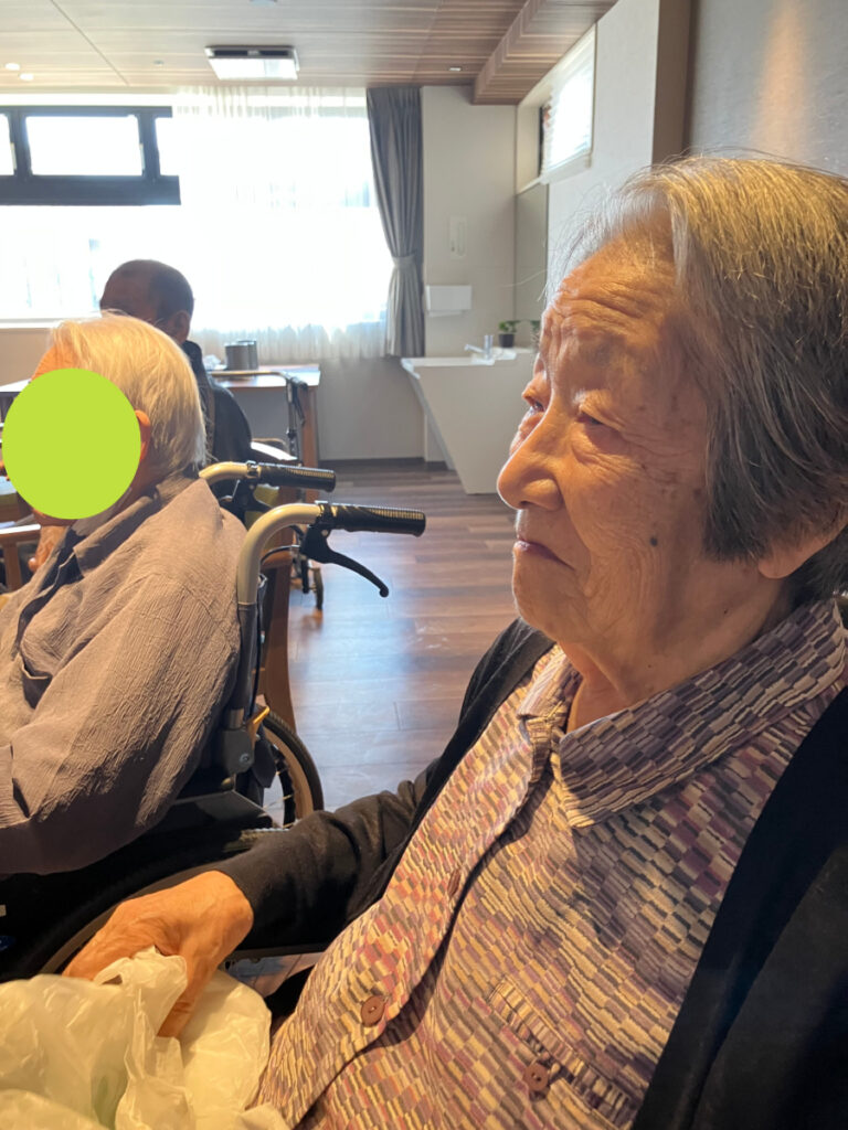 笑顔でマジックを見守るご入居者