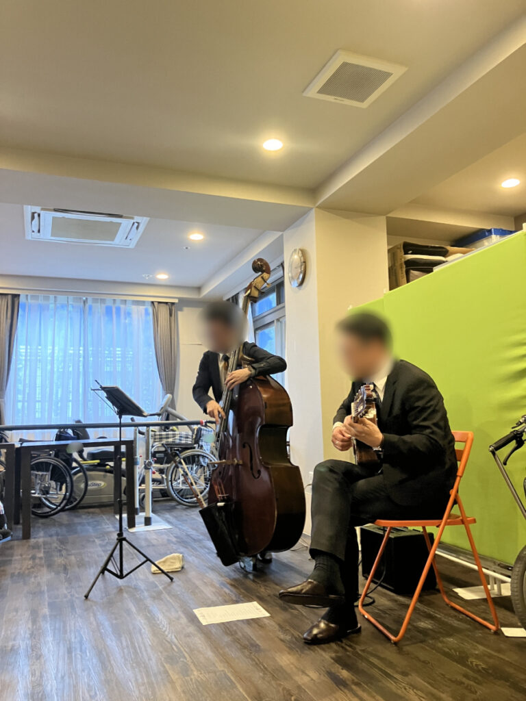 コントラバスとギター奏者