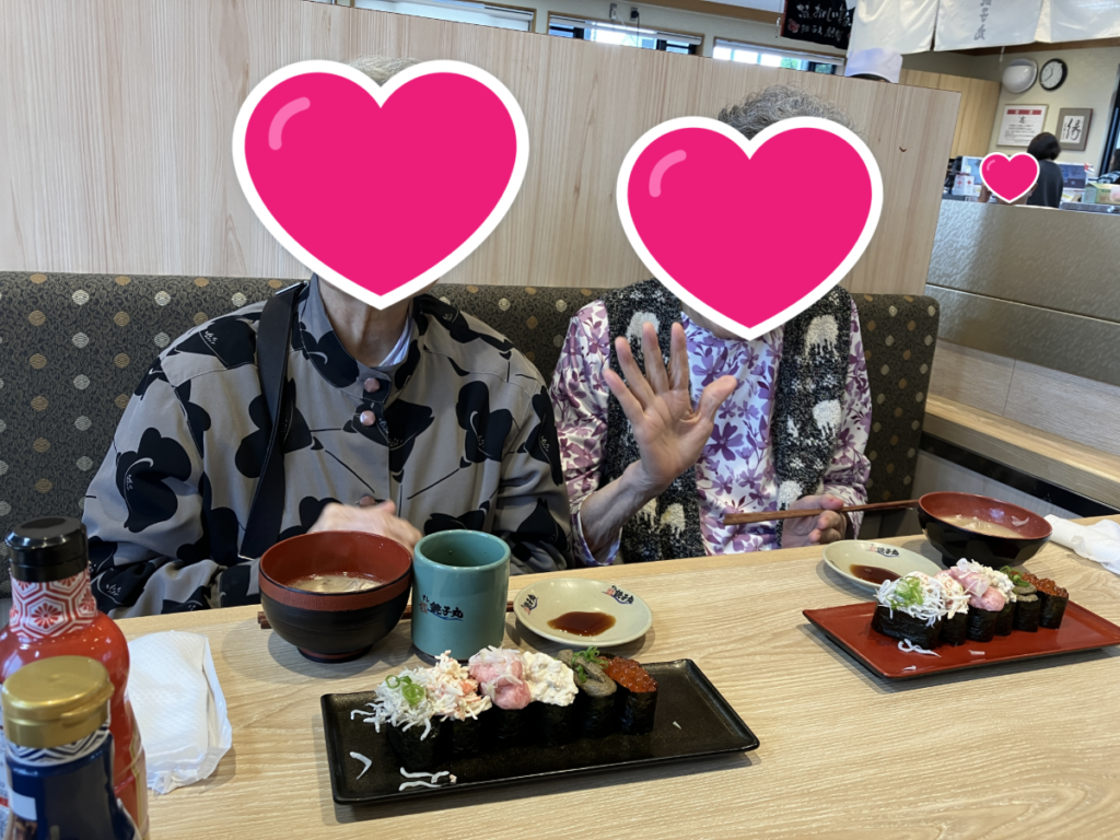 回転すしで笑顔のご入居者