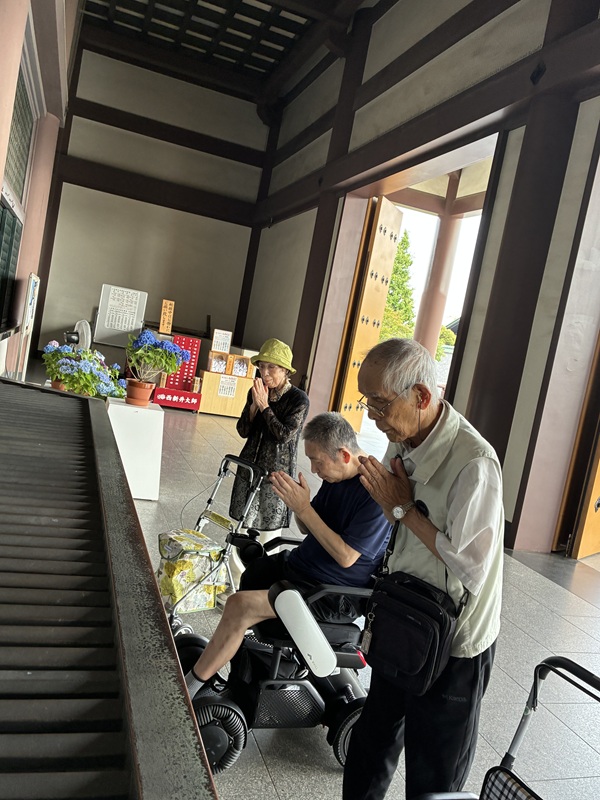お参りをするご入居者