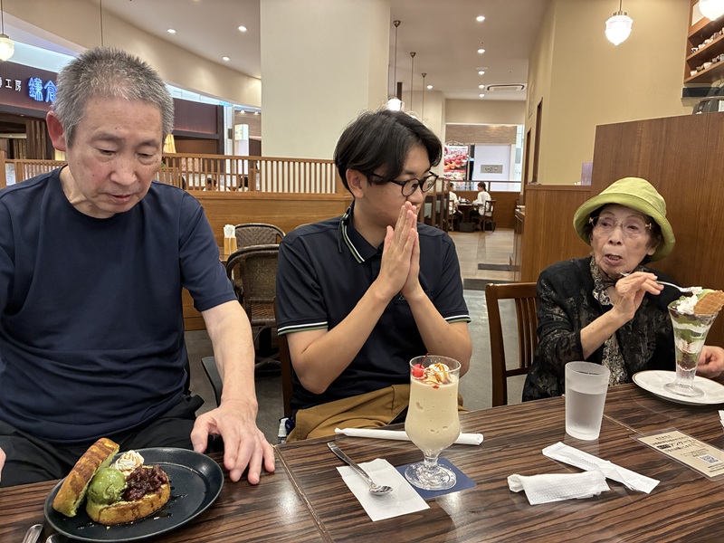 カフェでスイーツタイム
