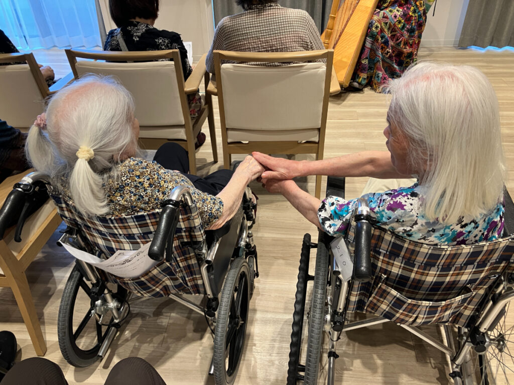 手を取り合うご入居者