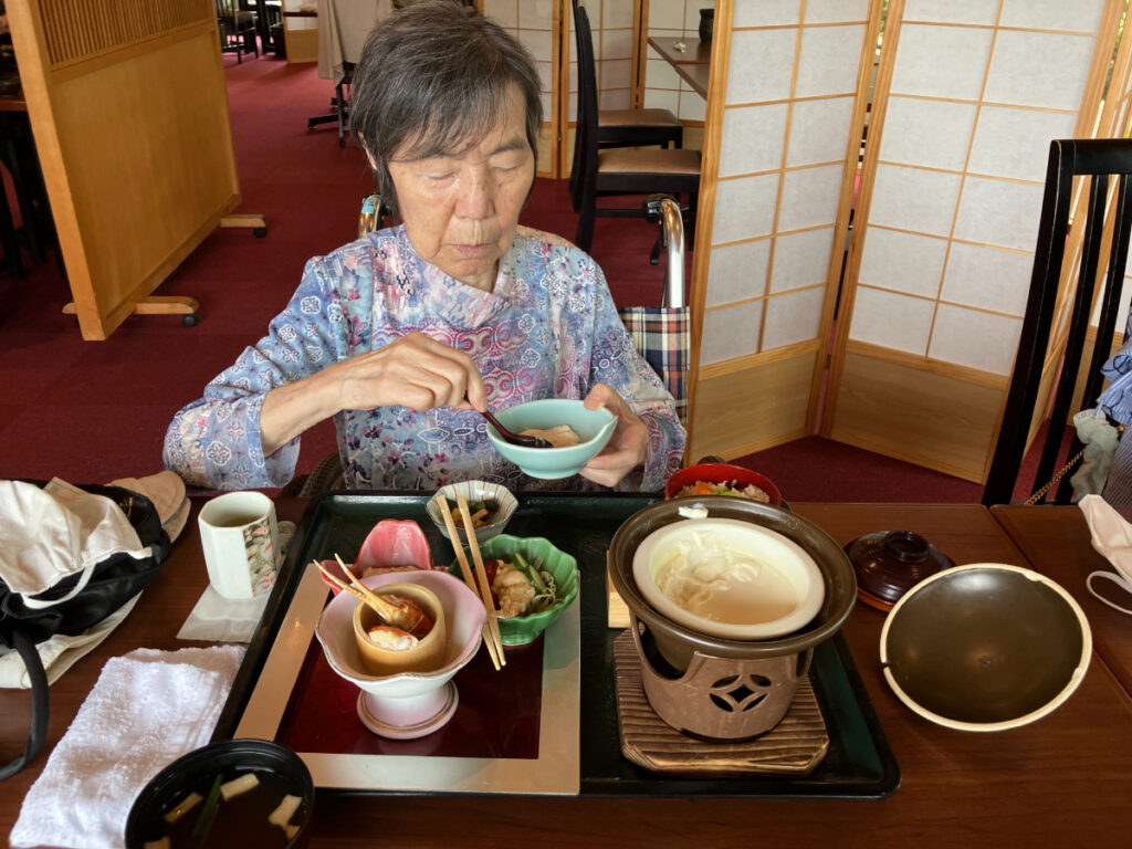 カニ料理を満喫するご入居者