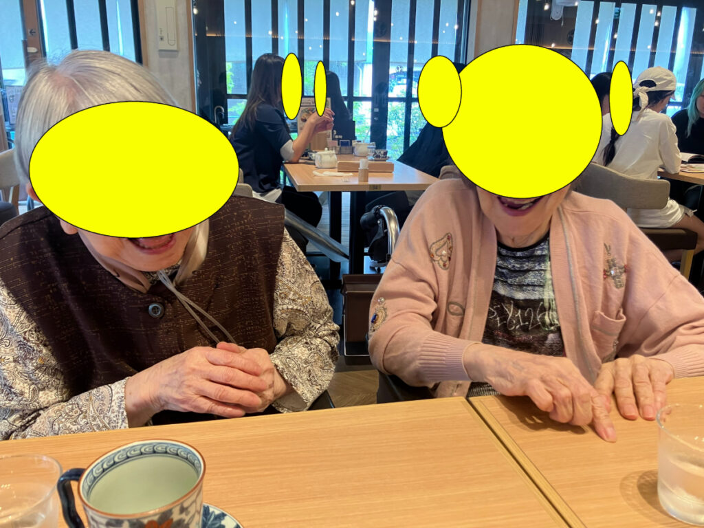 カフェランチで笑顔のご入居者