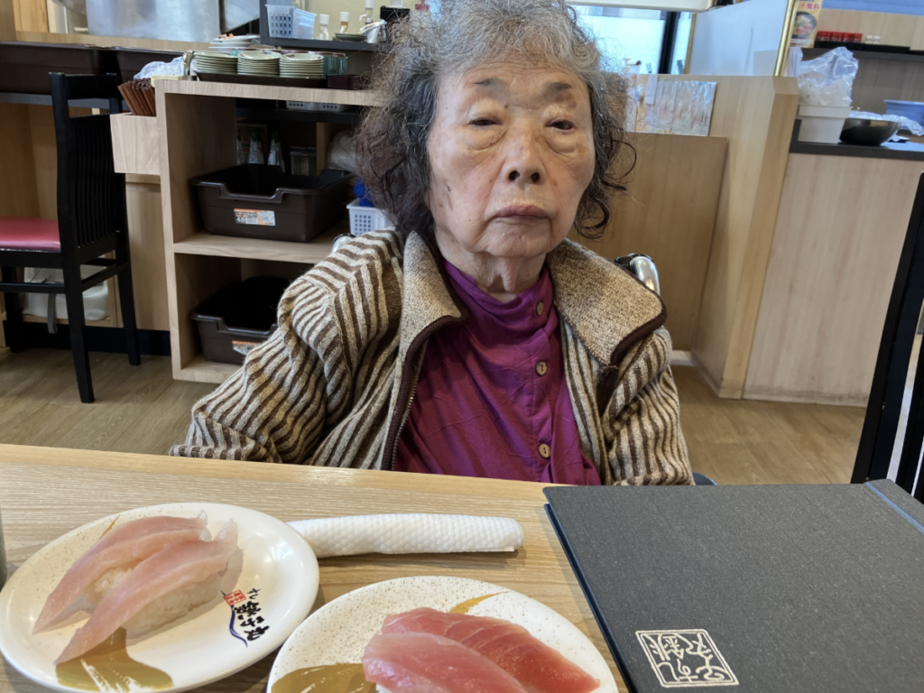 お寿司を食べるご入居者