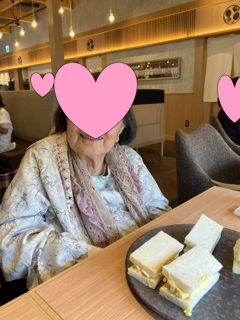 ボリュームたっぷりのサンドイッチプレートとご入居者
