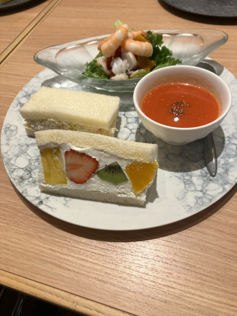 カフェで彩り美しいランチプレート