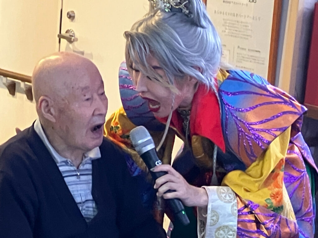 劇団と一緒に歌うご入居者