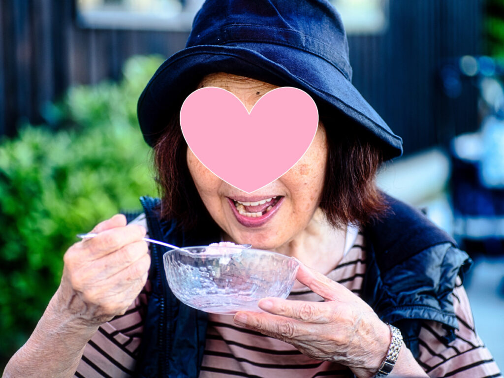 かき氷を堪能するご入居者