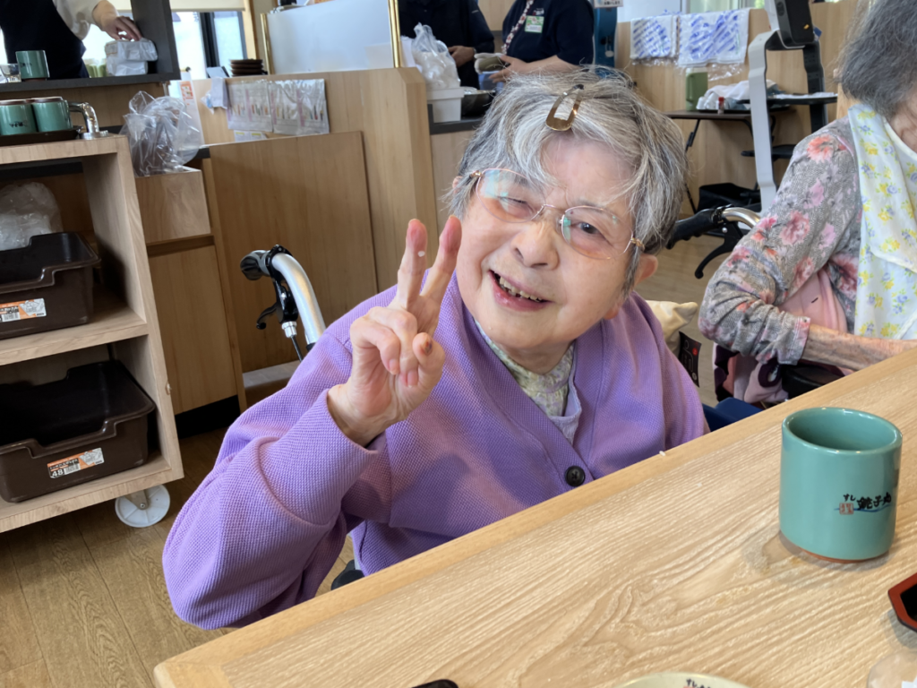 回転すしで笑顔のご入居者