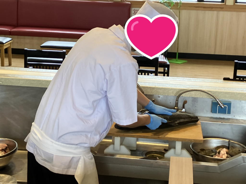 魚をさばく寿司職人