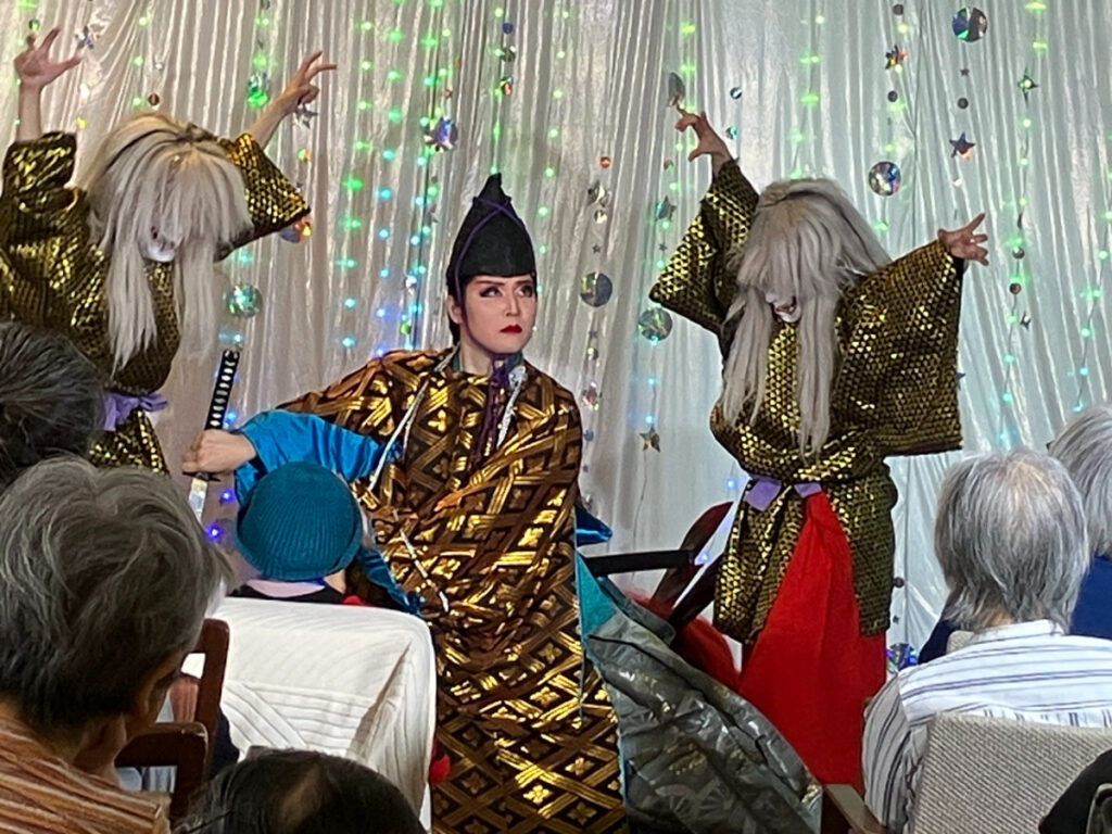 歌劇団による華やかなショー