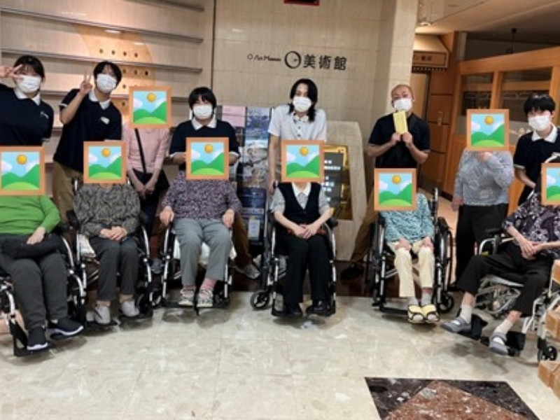 美術館で集合写真