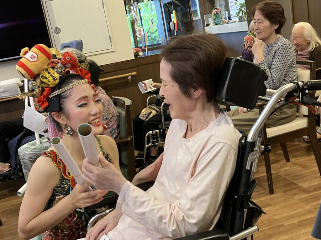 お土産を贈られるご入居者