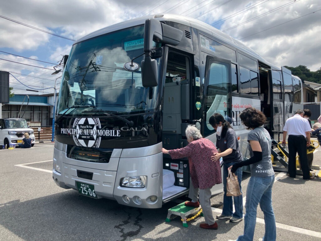 大型バスに乗り込むご入居者
