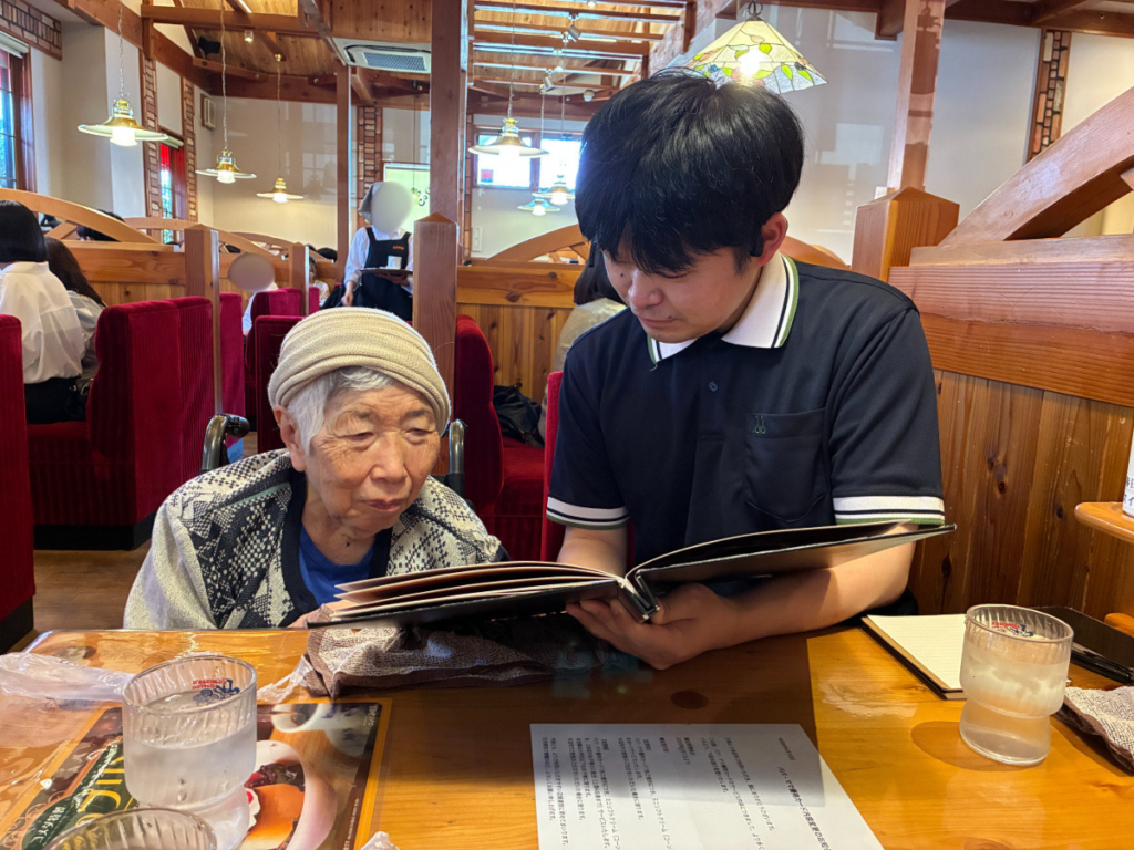 メニューを吟味するご入居者