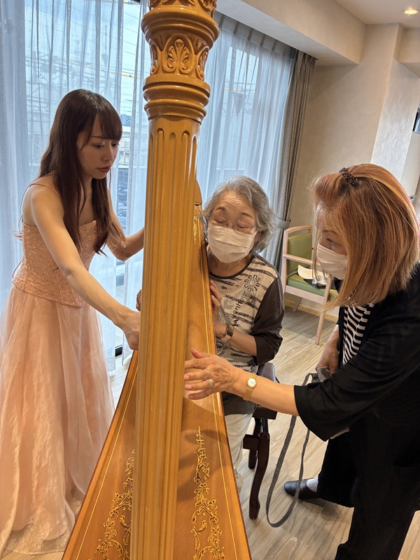 ハープに触るご入居者