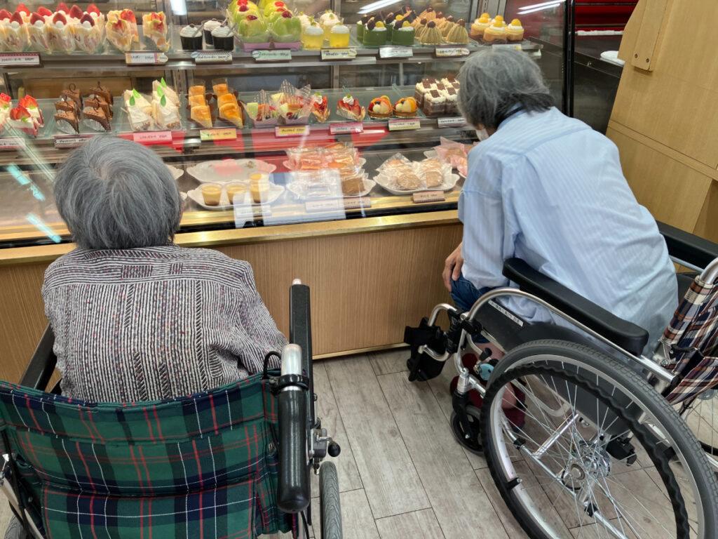 色とりどりのケーキに迷うご入居者