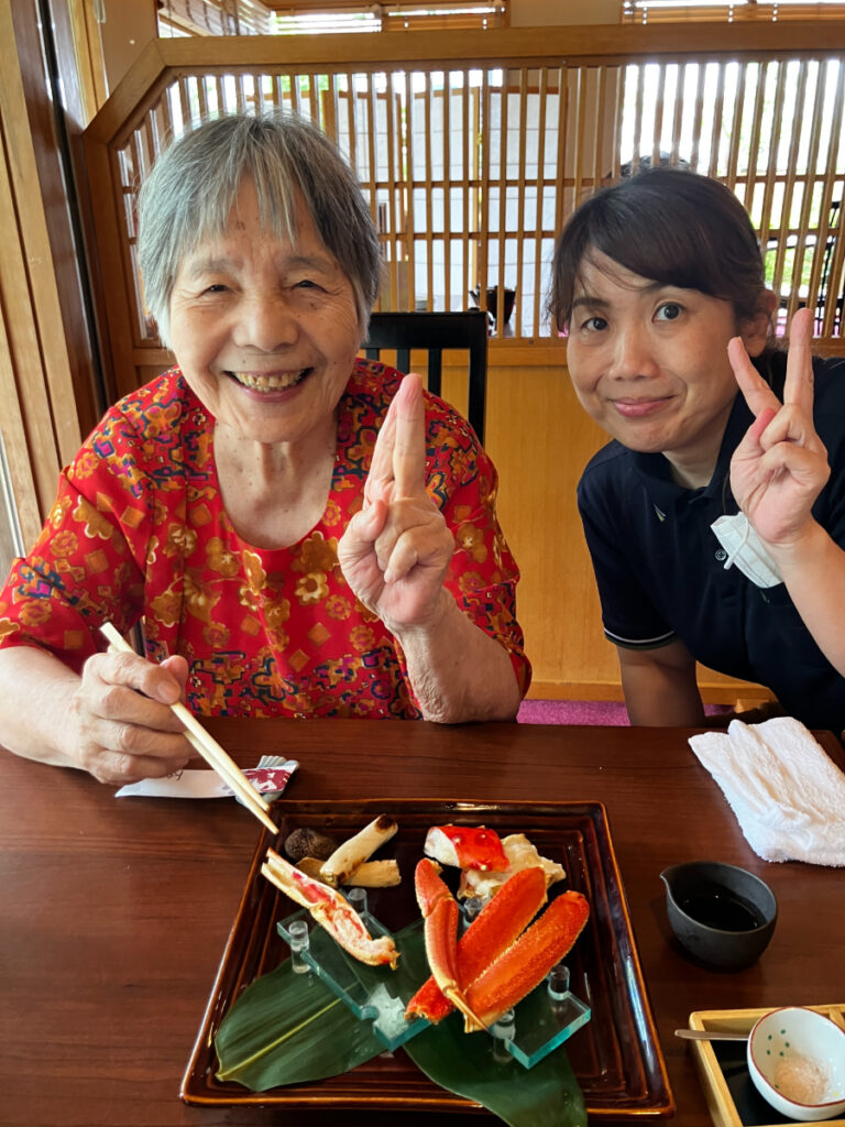 カニ料理に笑顔のご入居者