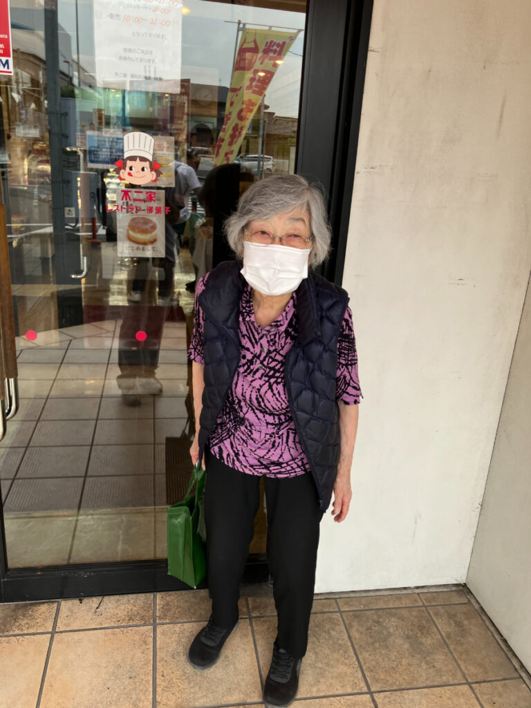 不二家の前で笑顔のご入居者