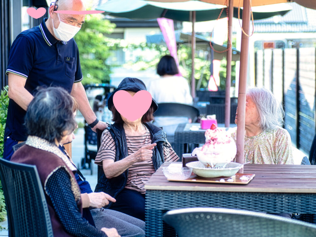 かき氷を堪能するご入居者