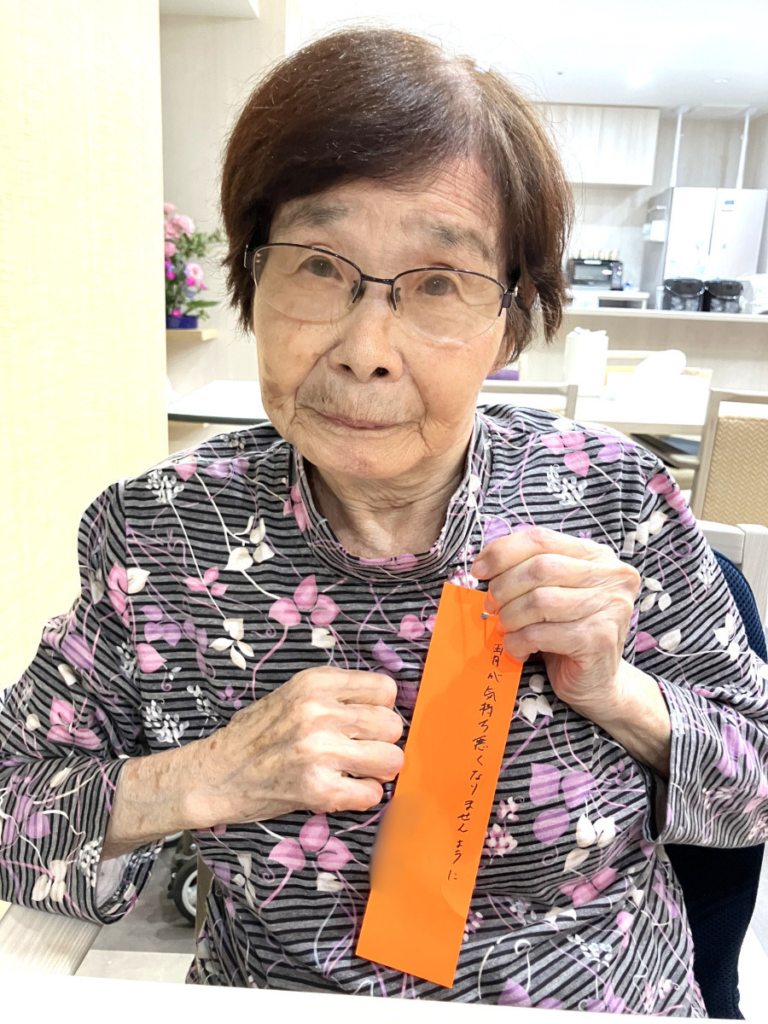 七夕イベントで短冊を書くご入居者