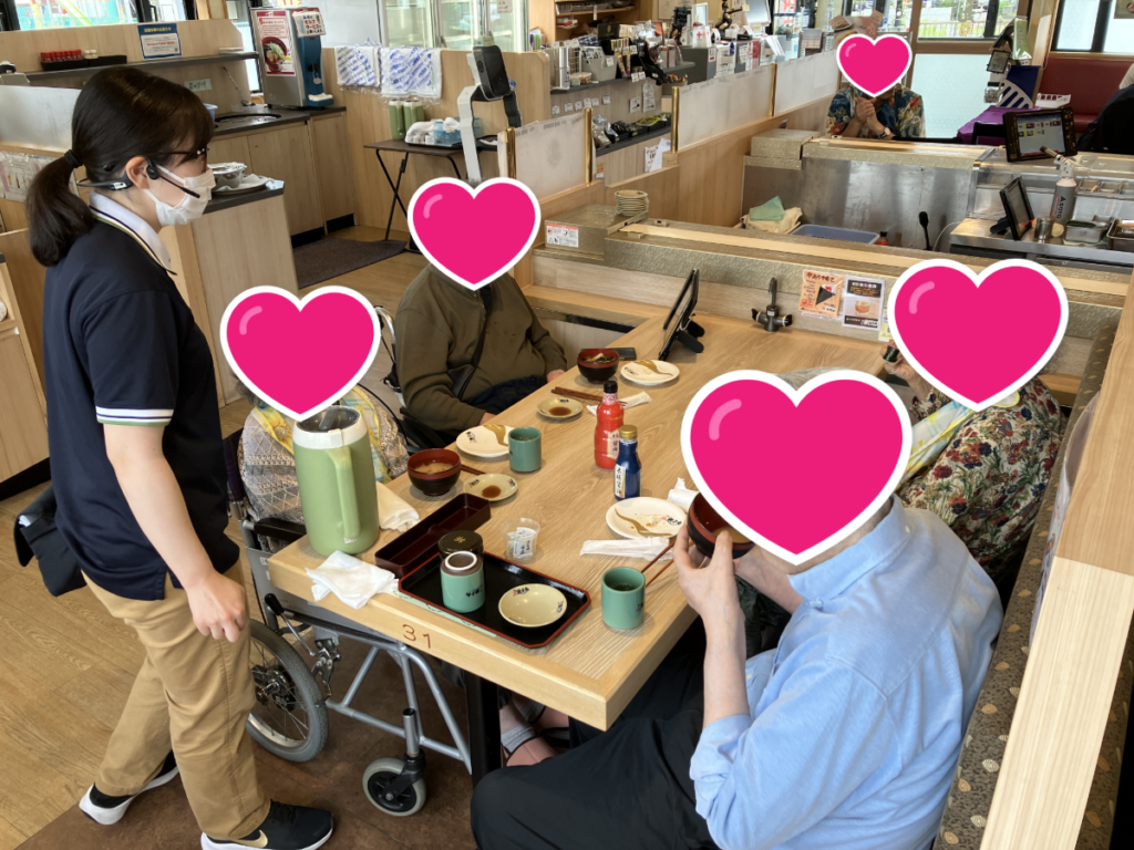回転すしを楽しむご入居者