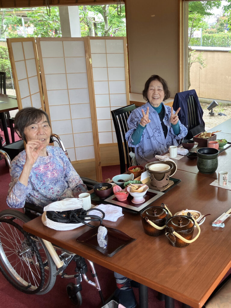 カニ料理に笑顔のご入居者