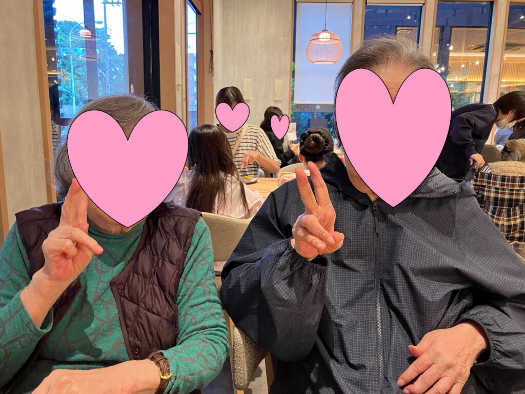 カフェランチで笑顔のご入居者