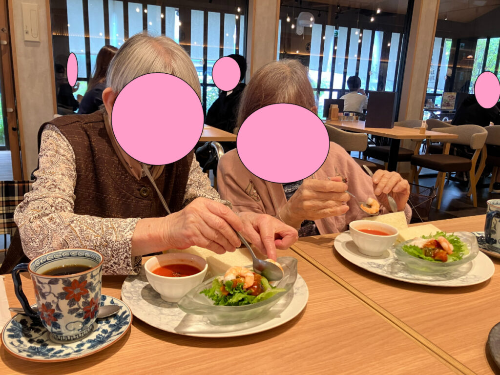 カフェで彩り美しいランチプレート