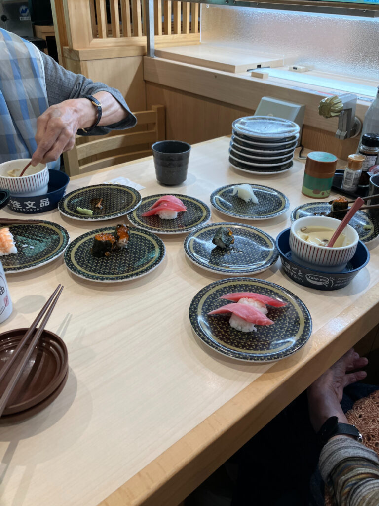 探検隊でお寿司を食べに