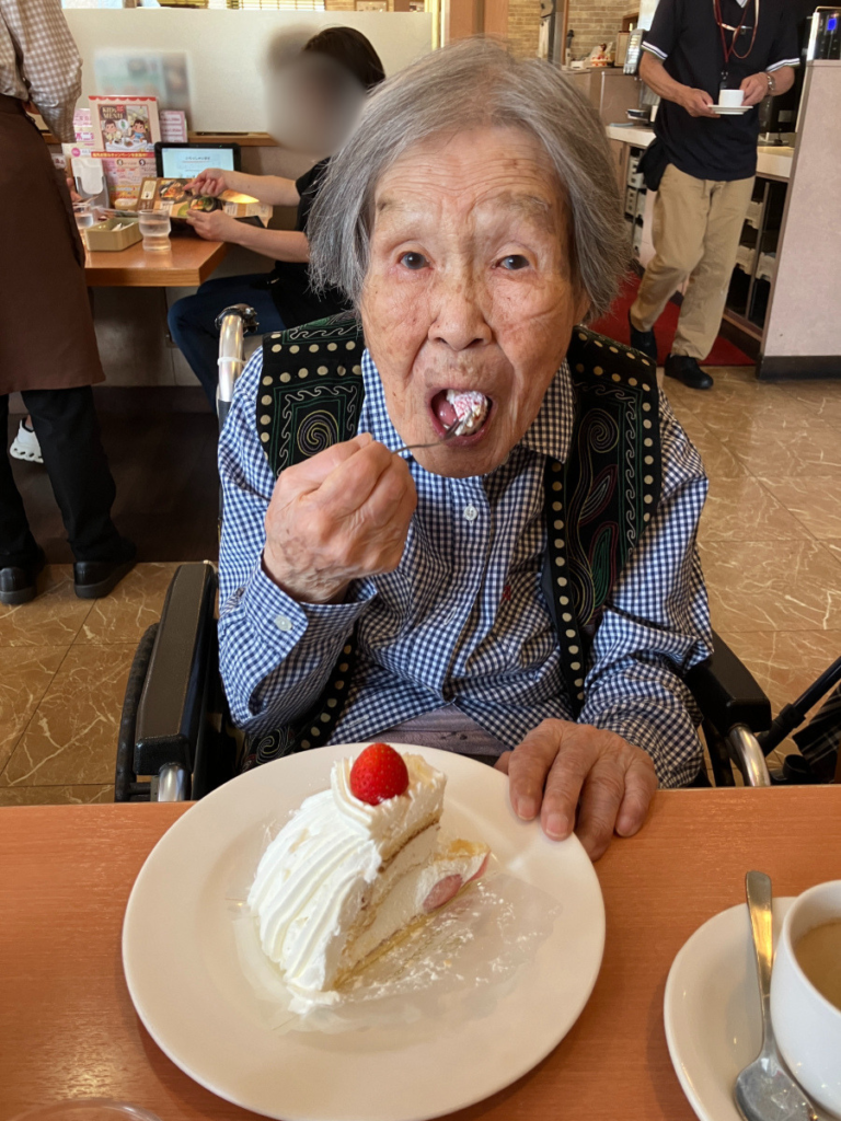 ショートケーキを頬張るご入居者