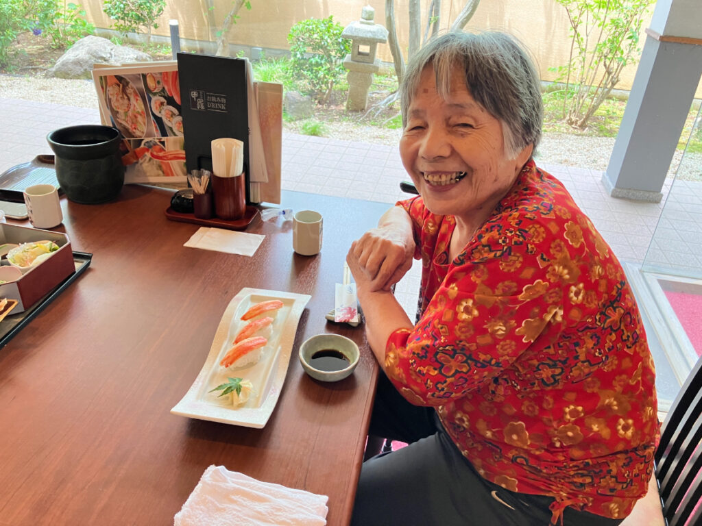 探検隊でカニ料理を満喫
