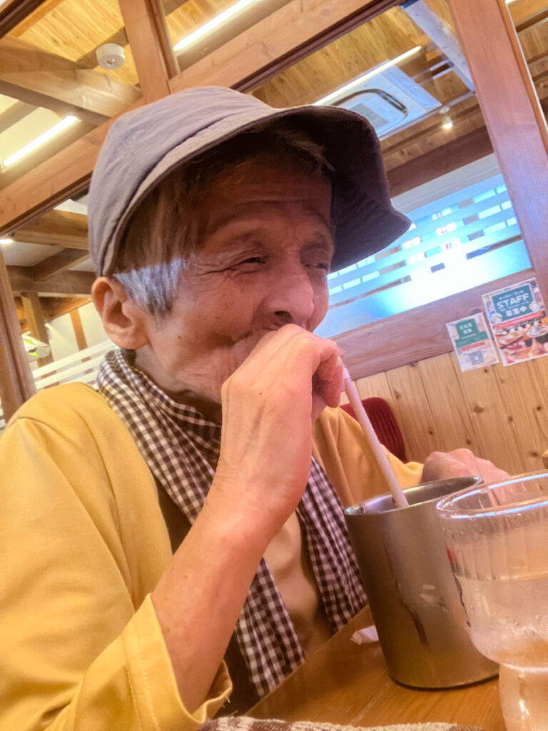 喫茶店でコーヒーを楽しむひととき