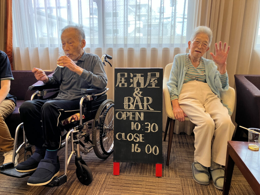 居酒屋レクリエーションで笑顔のご入居者