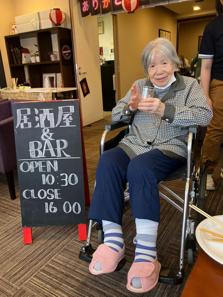 居酒屋レクリエーションで笑顔のご入居者