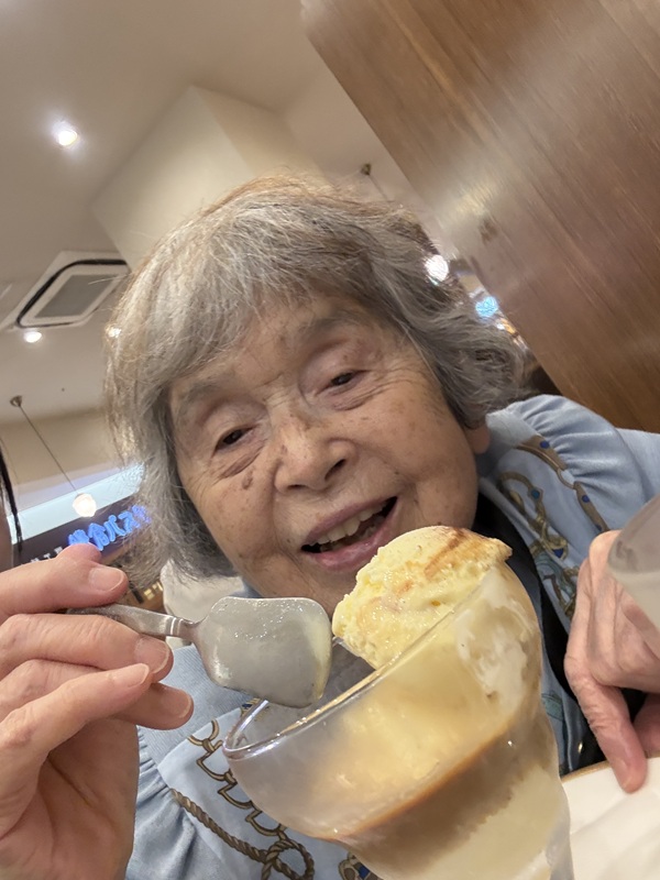 カフェでアイスを食べるご入居者