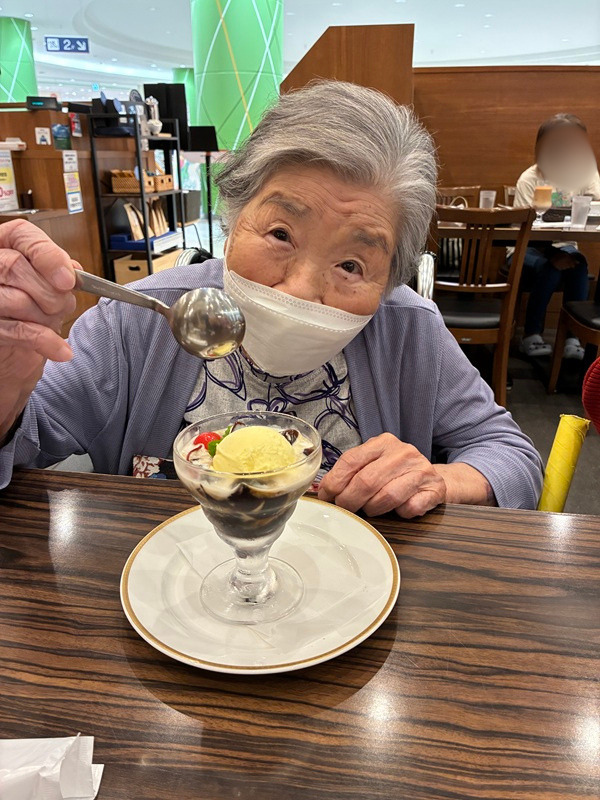 カフェでアイスを食べるご入居者