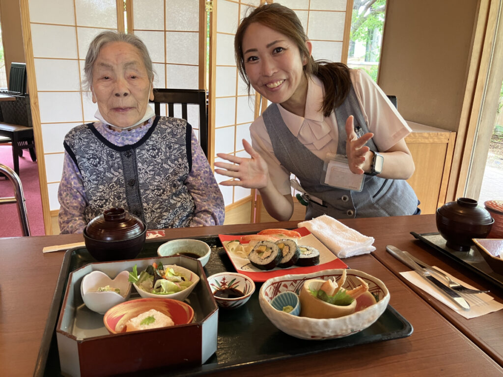 かに会席料理に笑顔のご入居者